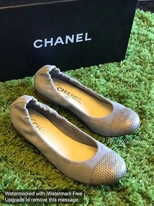 Nuevos en caja $775 Chanel zapatos planos de lona gris - Imagen 1 de 5