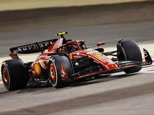 Ferrari SF-24 #55 Carlos Sainz 3er Lugar Fórmula Uno F1 "GP de Bahréin" (2024) con - Imagen 1 de 2