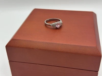 Anillo de diamantes rosas y transparentes en forma de corazón Foto 1 de 4