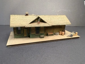 Estación de tren escala HO 1/87 madera y metal fundido con kit de artesano construido interior - Imagen 1 de 10