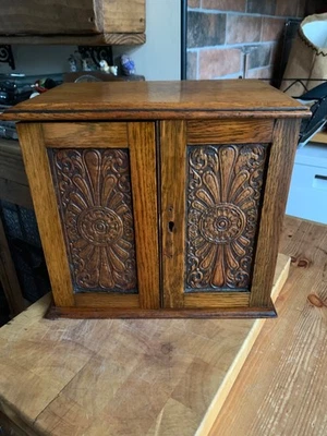 Antiguo eduardiano (?) Armario de madera para fumadores puertas talladas ornamentadamente. SIN llave Foto 1 de 4