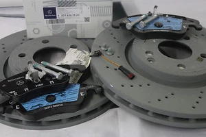 Genuine Mercedes-Benz C218 200 220 250 AMG Front Brake Discs & Pads Kit - Picture 1 of 13