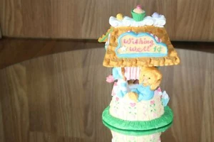 Handpainted Gingerville Bear wishing well cup cakes figurine Circa 1994 EUC - Picture 1 of 8