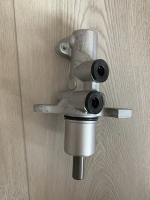Cilindro maestro de freno compatible con vehículos Audi y Volkswagen - A4 A6 A8 Foto 1 de 4