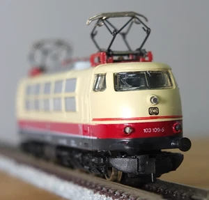 Arnold 2350 Spur N DB BR 103 E-Lokomotive in cremefarbener Lackierung - Bild 1 von 15