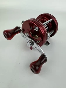 Carrete de pesca Abu Garcia Ambassadeur 5000 Suecia de colección rojo con asas rojas derecho - Imagen 1 de 16