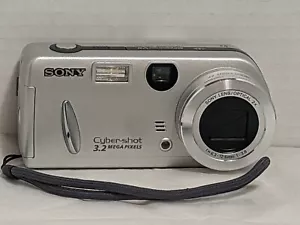 Sony Cyber-shot DSC-P52 3.2MP Digital Cam Silver w/Travel case+2 battery+memory - Photo 1 sur 8
