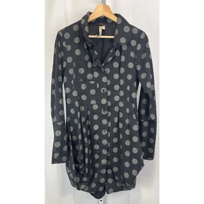 Cómoda túnica Tokio EE. UU. Top abotonada manga larga lunares negra gris talla XS Foto 1 de 4