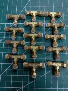 (14) Mixed Brands 164P-5 Polytube Brass Tee 5/16" Compression - Picture 1 of 1