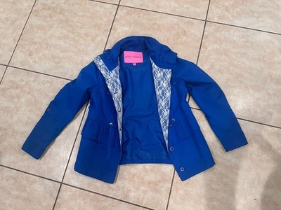 Chaqueta de lluvia Betsey Johnson azul con detalle de encaje. Talla pequeña. Nunca usado. Foto 1 de 4