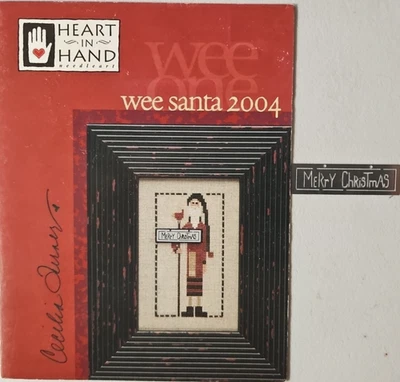 Heart in Heart ~ WEE SANTA 2004 ~ Gráfico de punto de cruz con letrero de estaño Foto 1 de 2