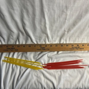 19 Vintage 1967 Kerplunk Game By Ideal Replacement Sticks 8 Yellow 11 Red - Picture 1 of 3