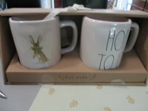 Rae Dunn Artisan Collection von Magenta Hop to it Buny Kaffeebecher, 2er Set - Bild 1 von 12