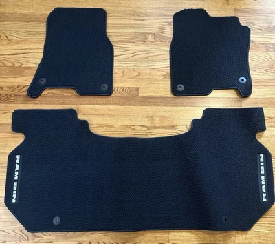 Как новый!  Оригинальные напольные коврики для бункера Mopar Ram Dodge Ram 1500 2019–2024 черные 54359 PA6,SBS - Изображение 1 из 4