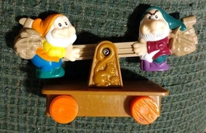 Disneys Schneewittchen und die sieben Zwerge Happy and Grumpy Seesaw Actionfigur - Bild 1 von 2
