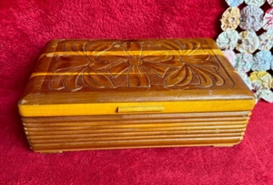 Vintage Zedernholz Schmuckkästchen mit geschnitztem Blumenmuster & Spiegel innen Deckel - Bild 1 von 10