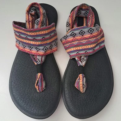 Sandalia de yoga Sanuk para mujer con estampado de 2 rayas tribales Magenta talla 11 Foto 1 de 4