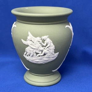 VTG Wedgwood Jasperware Green Vase. 4” tall. Vase is in Excellent Condition - Picture 1 of 13