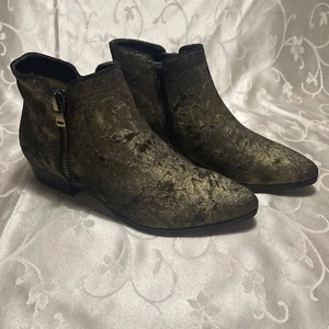 NWOB ~ Naturalizer Crushed Velvet Gold Olive Black Ankle Booties Side Zip Sz 6 - Picture 1 of 15