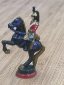 Figurine soldat  de plomb peint main uniforme rouge et cheval noir - Picture 1 of 6