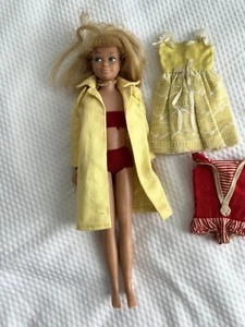 Lotto bambola skipper vintage 1963 gambe dritte costume da bagno rosso cappotto giallo - Foto 1 di 9