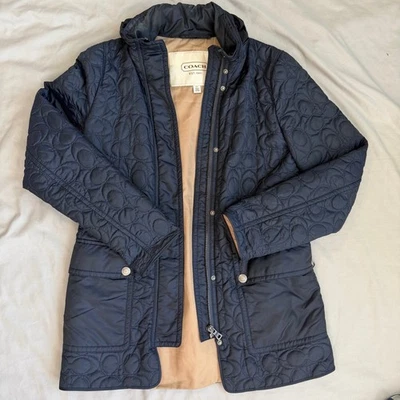 Chaqueta de Coro Coach Azul Marino Logo “C” Firma Acolchada, Forrada, Con Capucha - S Foto 1 de 4