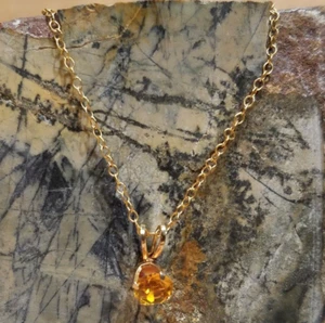 Collar de piedras preciosas con colgante de diamantes de imitación amarillos disfraz de piedra de 6 mm de colección - Granero elegante - Imagen 1 de 12