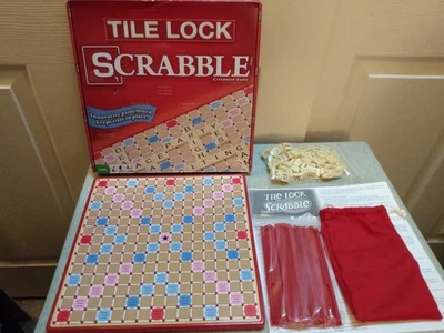 Hasbro 2015 Tile Lock Scrabble Word Juego de Mesa Completamente Completo 100 Azulejos 4 Bastidores Foto 1 de 4