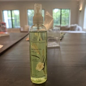 Bath & Body Works Pleasures Gardenia Lily Splash Mist 8 oz. / 236 ml NEW - Picture 1 of 3