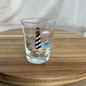 Vaso de chupito de recuerdo - Ocean Isle Beach, Carolina del Norte - Faro - Conchas marinas - Imagen 1 de 3