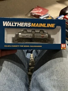 WALTHERS MAINLINE 36’ Serbatoio Auto 3 Cupole GULF OIL SHPX #62 - Foto 1 di 4