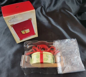 2004 Vintage Hallmark Christmas Ornament Gift of Friendship - Picture 1 of 10