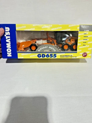 Motoniveladora Komatsu GD655 naranja versión DOT por primera marcha escala 1/50 Foto 1 de 4