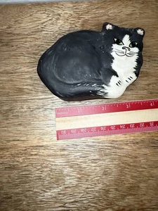 Vintage Black Tabby Cat Porcelain Trinket Box Signed and Labeled by Carol Halmy - Foto 1 di 12
