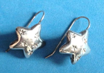 Brincos perfurados estrela pendurada de prata esterlina com estrelas gravadas. - Imagem 1 de 3