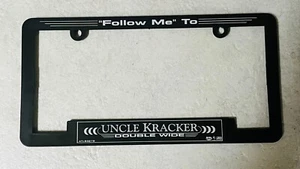 Soporte de matrícula de plástico Uncle Kracker 2000 doble ancho “FOLLOW ME” SIN USAR - Imagen 1 de 2