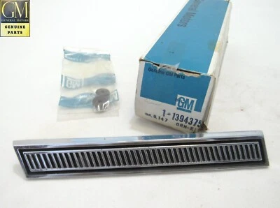 Nuevo de Lote Antiguo 1969 Buick Electra Guardabarros Delantero Izquierdo Moldura Adorno GM 1394375 Foto 1 de 4