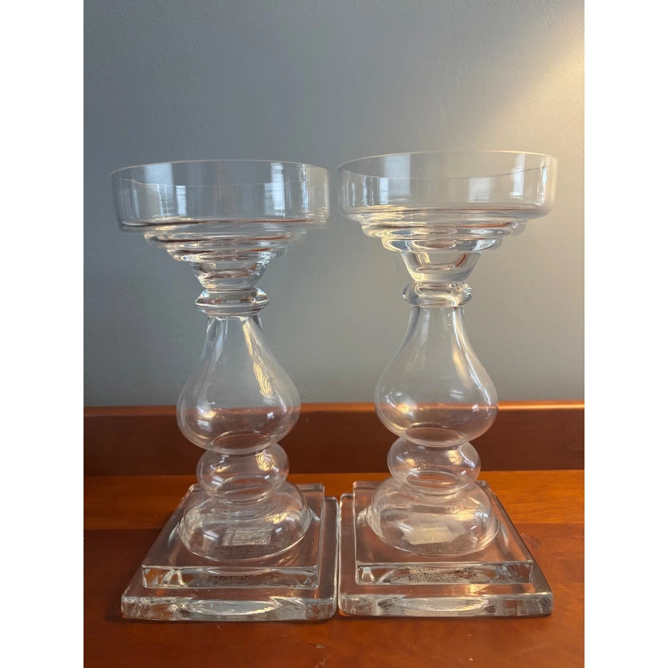 Juego de 2 candelabros con pedestal de vidrio transparente Pottery Barn elegantes decoración de mesa Foto 1 de 4