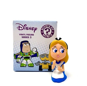 Funko Mystery Minis Disney SDCC 2014 sitzende Alice im Wunderland Vinylfigur - Bild 1 von 8