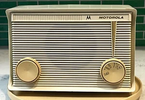 Radio de tubo vintage 1961 MCM Motorola A15W carcasa de marfil funciona piezas/reparación rara - Imagen 1 de 16