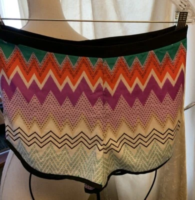 Pantalones cortos LUSH Zig Zag para mujer pequeños forrados cremallera lateral *OFERTA* Foto 1 de 3