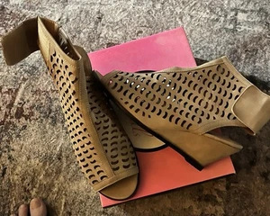 Cute Bootie Wedge Beverly Mills Size 11  - Picture 1 of 10
