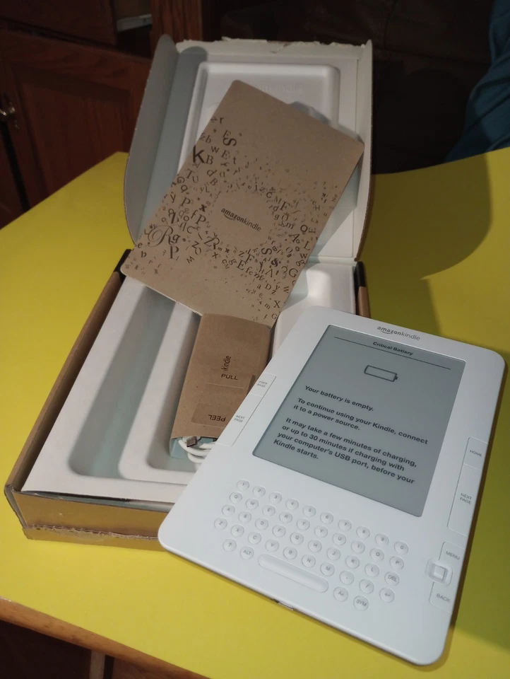 VTG 2009 Amazon Kindle White 2nd Gen Model D00701 Original BOX  Needs Battery - Image 1 of 4