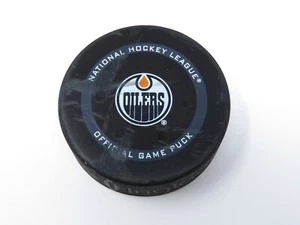 Edmonton Oilers Vs Calgary Flames 2022 Juego 4 Juego de Playoffs NHL Usado Puck McDavid - Imagen 1 de 3