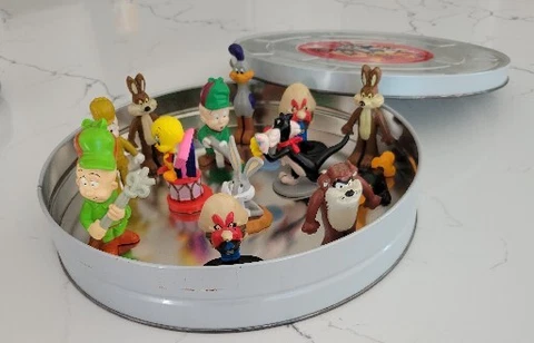 Lot Of 13 Looney Tunes With Reel Tin 1988 Arby 1994 Applause 1994 Tyco Vintage Cover