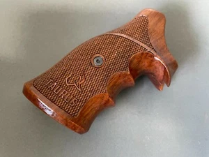Nuevas empuñaduras de madera dura para objetivos para Taurus TRACKER/JUDGE 17 44 627 692 verificador tallado - Imagen 1 de 6