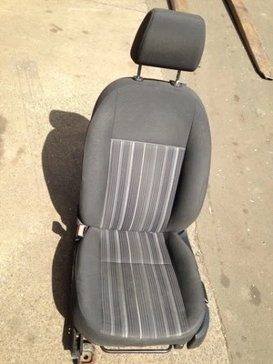 15190  Sitz links vorne FORD Focus II Turnier (DA, DS, FFS) OHNE Sitzheizu - Bild 1 von 4