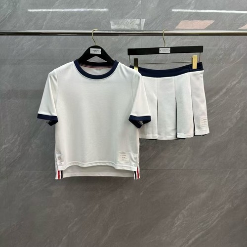 Tuta donna Thom Browne colore abbinato girocollo vita alta plissettata