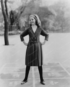 Giovane ragazza felice gioca Hopscotch! Ristampa fotografica 8x10 - Foto 1 di 1