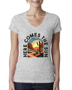 Camiseta cuello en V Here Comes The Sun Desert Road Nature para mujer - Imagen 1 de 5